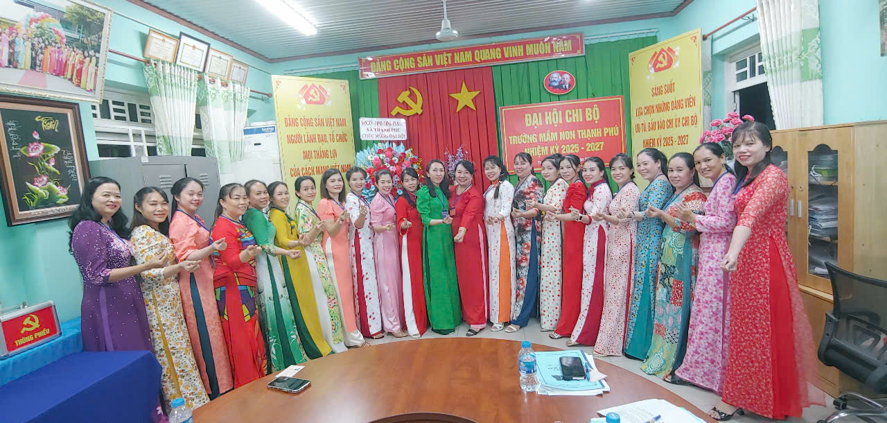 Toàn thể đoản viên trong chi bộ MN Thạnh Phú